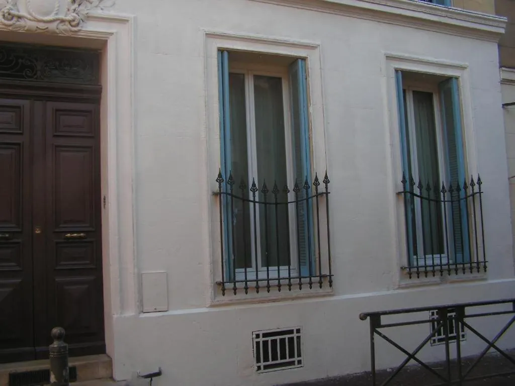 La Plaine Cours Julien: Private Room in Lively Marseille Apartment