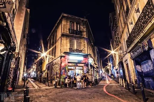 La Plaine Cours Julien: Private Room in Lively Marseille Apartment