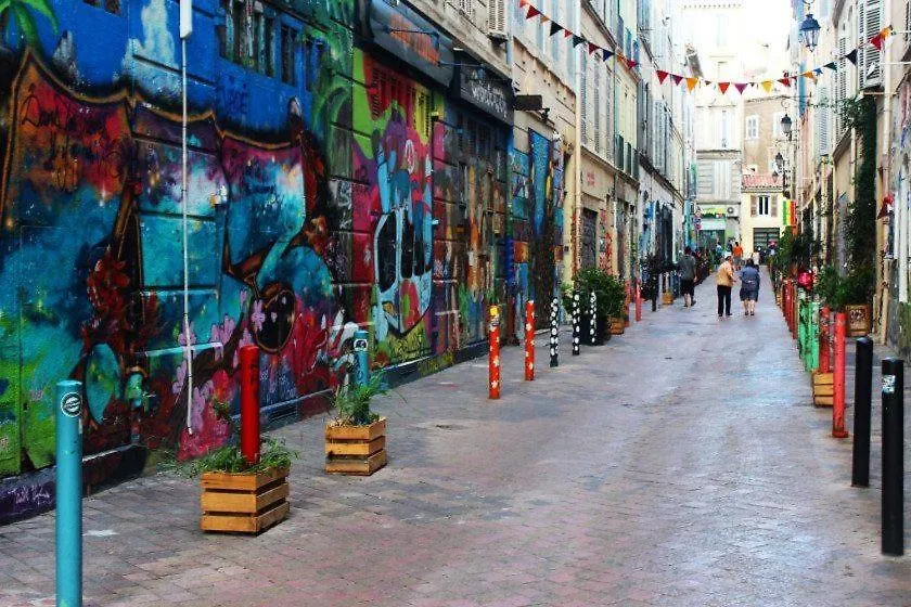 La Plaine Cours Julien: Private Room in Lively Marseille Apartment 0*,