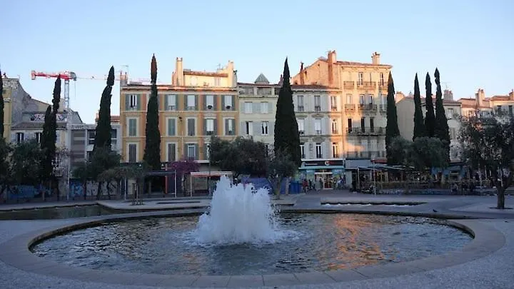La Plaine Cours Julien: Private Room in Lively Marseille Apartment