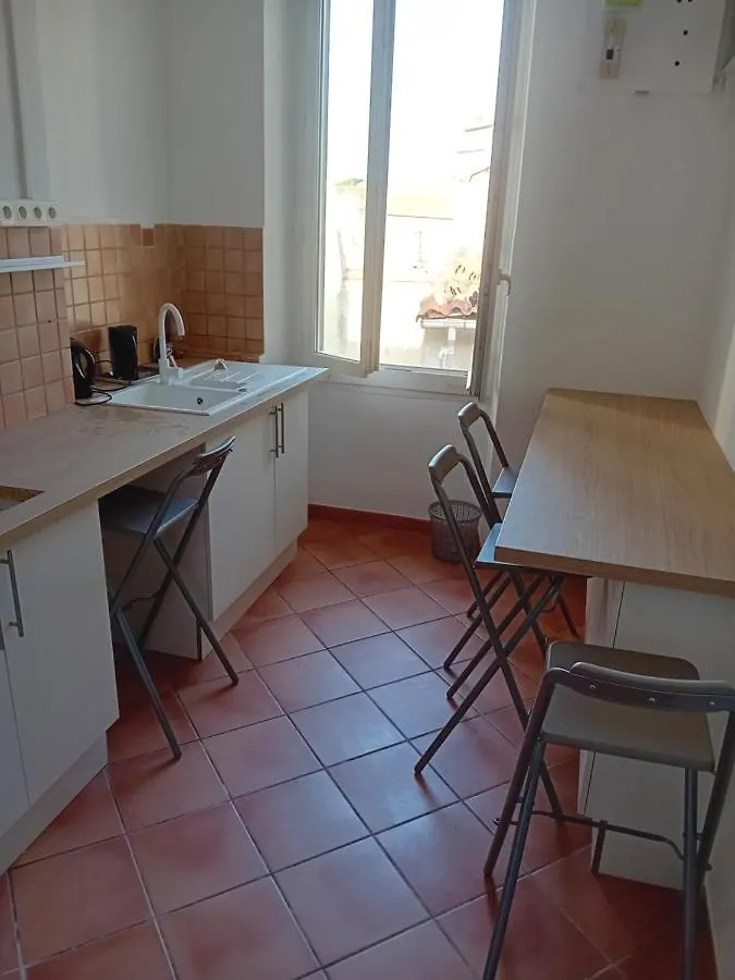 La Plaine Cours Julien: Private Room in Lively Marseille Apartment