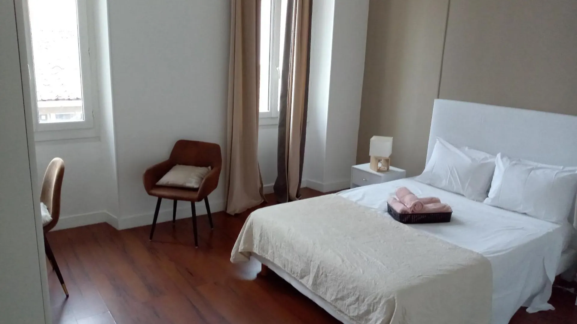 La Plaine Cours Julien: Private Room in Lively Marseille Apartment