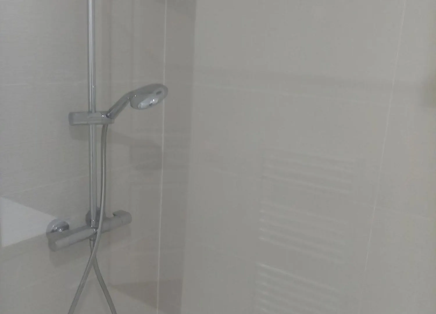 La Plaine Cours Julien: Private Room in Lively Marseille Apartment