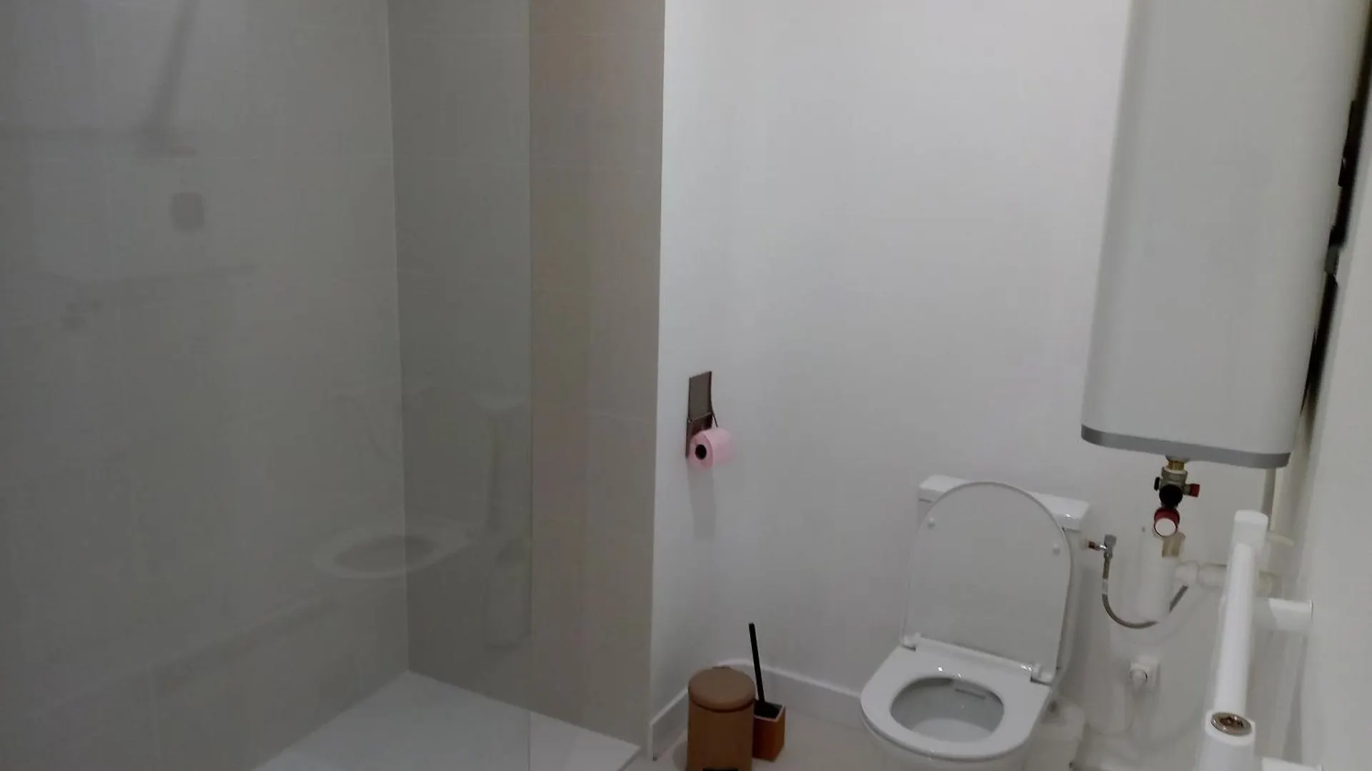 La Plaine Cours Julien: Private Room in Lively Marseille Apartment