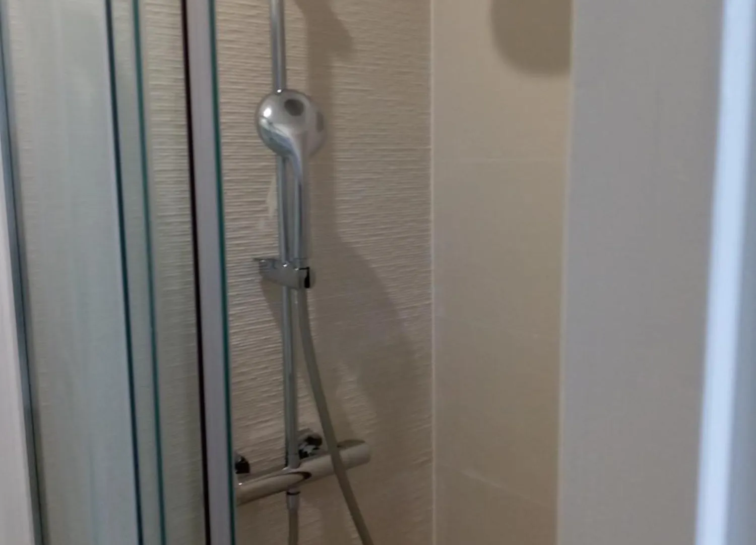 La Plaine Cours Julien: Private Room in Lively Marseille Apartment France