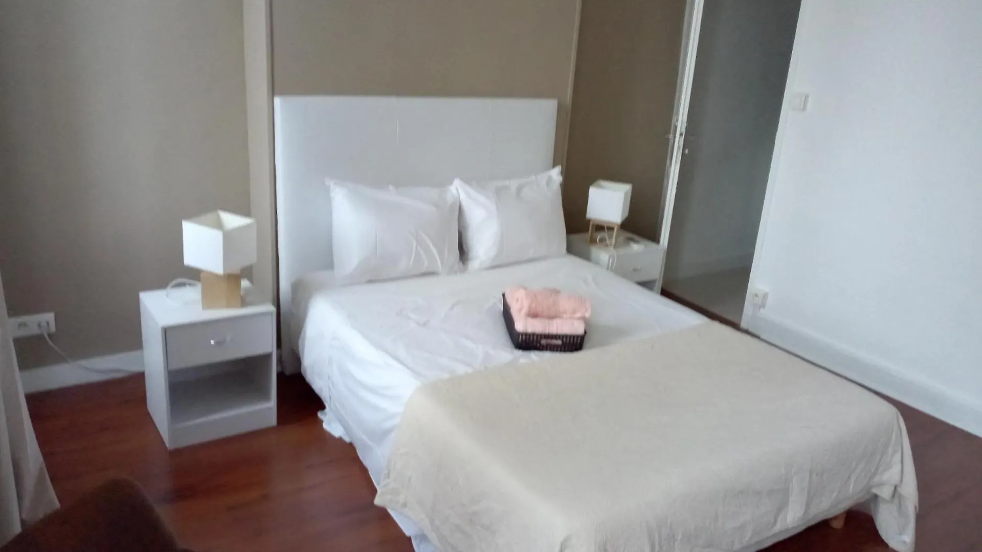 La Plaine Cours Julien: Private Room in Lively Marseille Apartment
