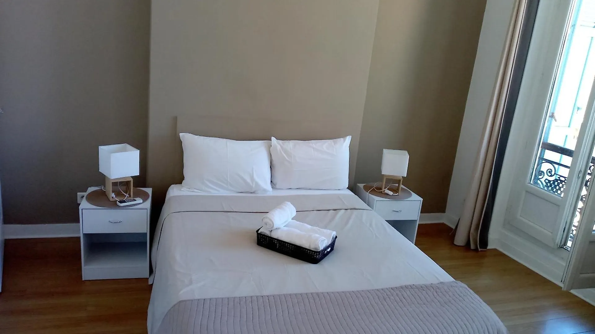 La Plaine Cours Julien: Private Room in Lively Marseille Apartment France