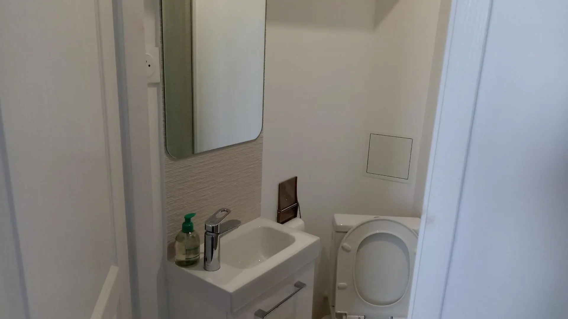 La Plaine Cours Julien: Private Room in Lively Marseille Apartment 0*,